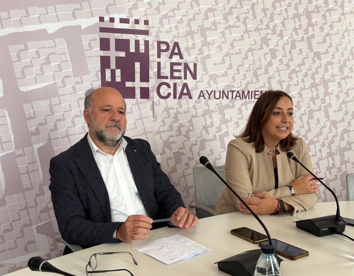 Carlos Hernández (i) y Miriam Andrés, en la rueda de prensa de hoy.
