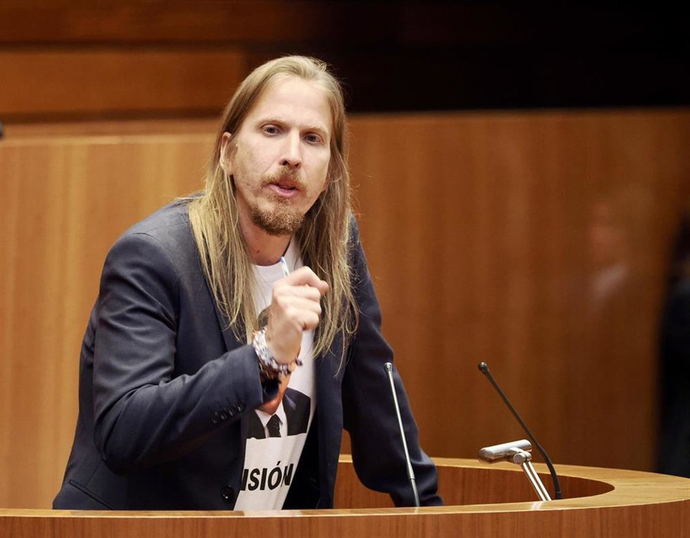 Archivo - El secretario de Organización y portavoz de Podemos, Pablo Fernández, interviene durante un Pleno de las Cortes de Castilla y León.