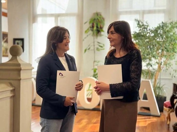 La diputada Laura Prieto y la gerente de Autismo Soria, Nuria Santa Cruz.