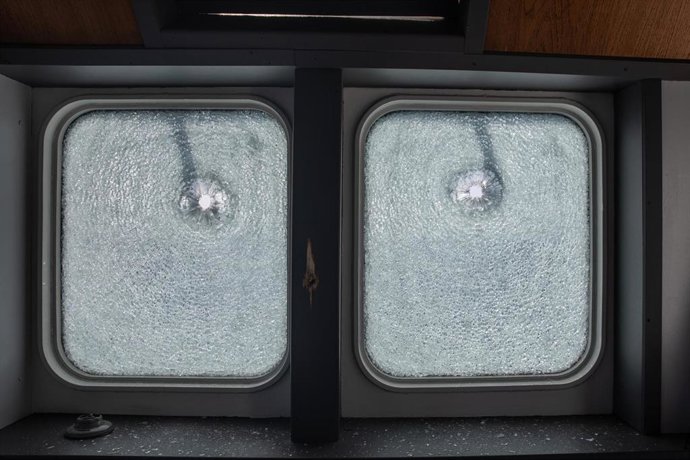 Archivo - Agujeros de bala en las ventanas del barco de rescate 'Ocean Viking'