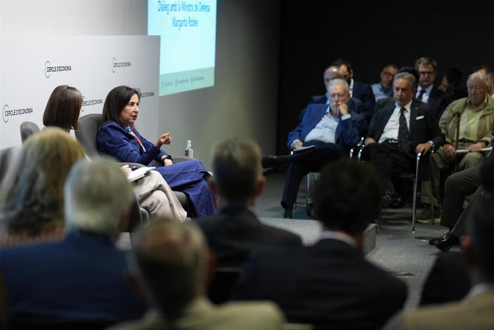 La ministra de Defensa, Margarita Robles, interviene durante un diálogo, en el Cercle d'Economia, a 1 de octubre de 2025, en Barcelona, Catalunya (España). Durante el diálogo Robles ha explicado cuáles son las prioridades y retos de la política de defen