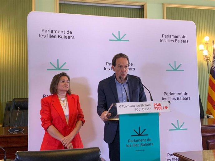 El diputado y portavoz adjunto del PSIB en el Parlament, Marc Pons, en rueda de prensa.