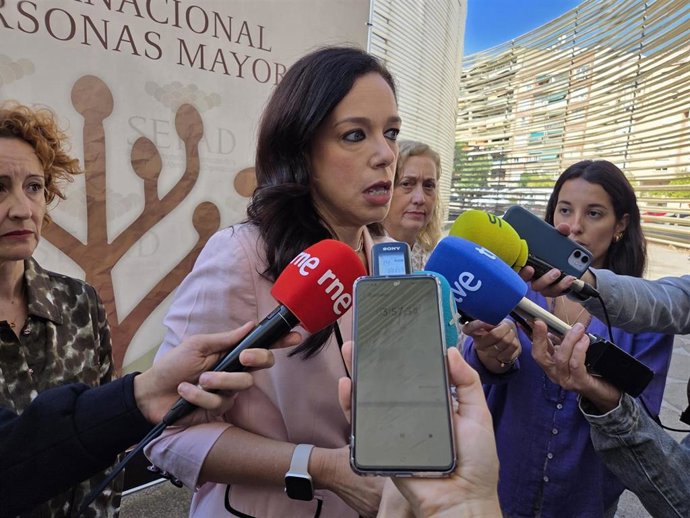 La consejera de Salud, Sara García Espada, atiende a los medios de comunicación