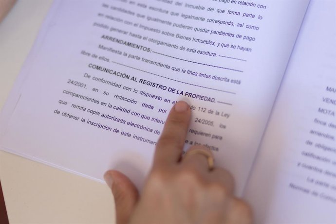 Archivo - Una mujer señala una escritura de compraventa de una hipoteca, a 30 de mayo de 2022, en Madrid (España). 