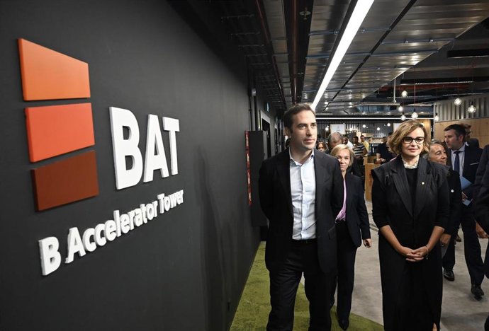 El ministro de Economía, Comercio y Empresa, Carlos Cuerpo, y la diputada general de Bizkaia, Elixabete Etxanobe, durante una visita a la incubadora de empresas del B Accelerator Tower, a 1 de octubre de 2025, en Bilbao