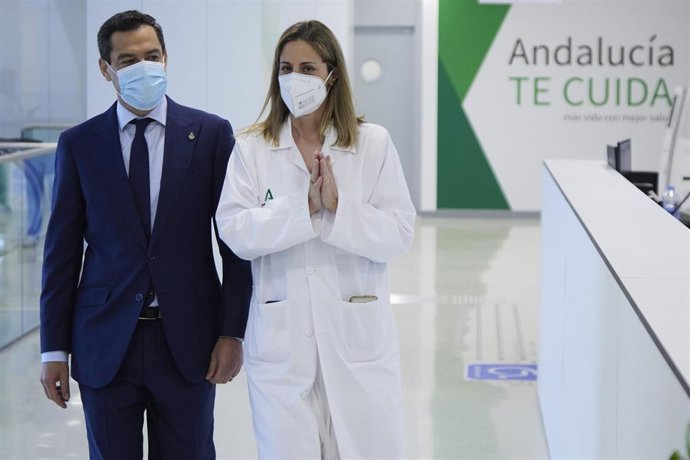 Archivo - El presidente de la Junta de Andalucía, Juanma Moreno, (i) durante la inauguración del Hospital Doctor Muñoz Cariñanos, antiguo Hospital Militar de Sevilla, a 20 de marzo de 2023 en Sevilla (Andalucía, España).