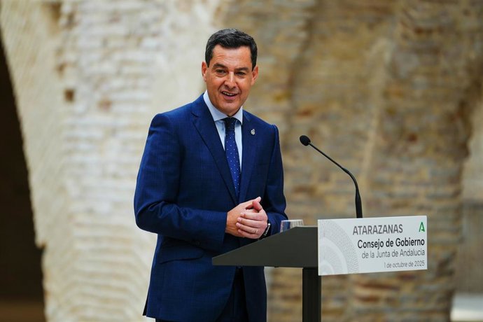 El presidente de la Junta de Andalucía, Juanma Moreno, durante la rueda de prensa tras el Consejo de Gobierno. A 1 de octubre de 2025 en Sevilla, Andalucía. El presidente de la Junta de Andalucía, Juanma Moreno, ofrece una rueda de prensa tras presidir la