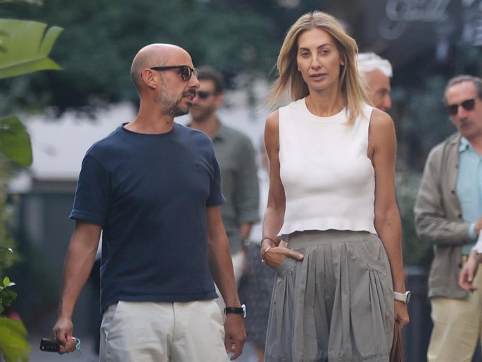 Mónica Pont Da Un Paseo Con Un Amigo Por Las Calles De Madrid