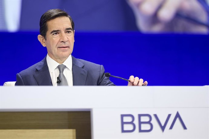 Archivo - El presidente del BBVA, Carlos Torres Vila, interviene durante la Junta General Extraordinaria de Accionistas del BBVA, en el Palacio Euskalduna, a 5 de julio de 2024, en Bilbao, Vizcaya, País Vasco (España). Durante la Junta, el banco ha propue