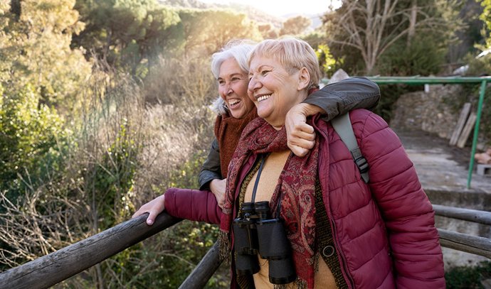 Dos mujeres, en un paraje rural.