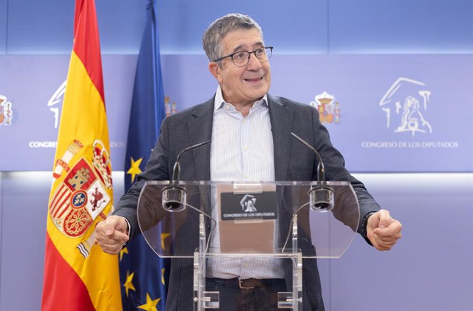 O porta-voz do PSOE no Congresso, Patxi López, durante uma coletiva de imprensa após a Reunião de Porta-vozes, no Congresso dos Deputados, em 1º de outubro de 2025, em Madri (Espanha).