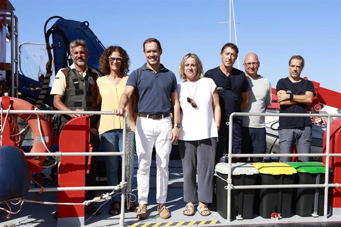 El consejero de Transición Ecológica del Gobierno de Canarias, Mariano Hernández Zapata (c), en la presentación de las campañas de control del litoral