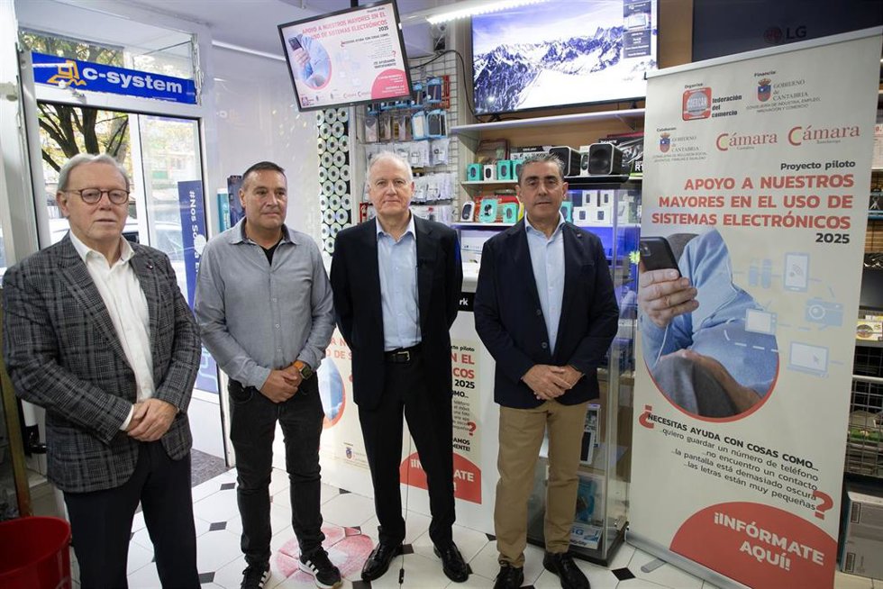 El Consejero De Industria, Empleo, Innovación Y Comercio, Eduardo Arasti, Presenta, Junto Al Presidente De COERCAN, Miguel Ángel Cuerno, La Campaña Apoyo A Nuestros Mayores En El Uso De Los Sistemas Electrónicos