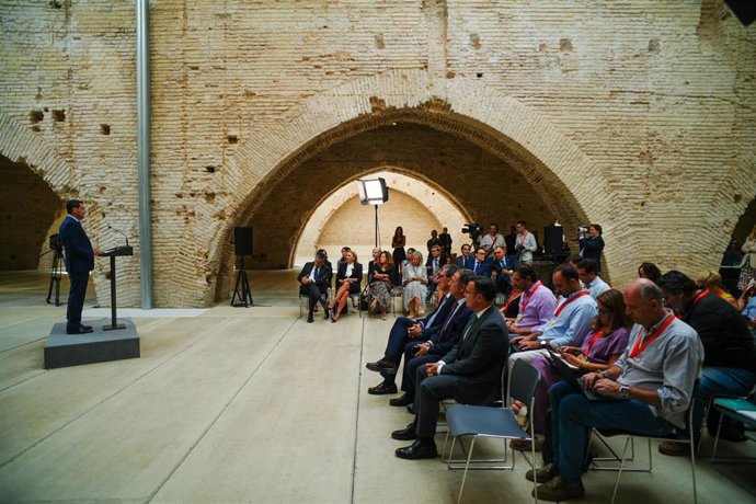 El presidente de la Junta de Andalucía, Juanma Moreno, durante la rueda de prensa tras el Consejo de Gobierno de este miércoles, en las Reales Atarazanas de Sevilla
