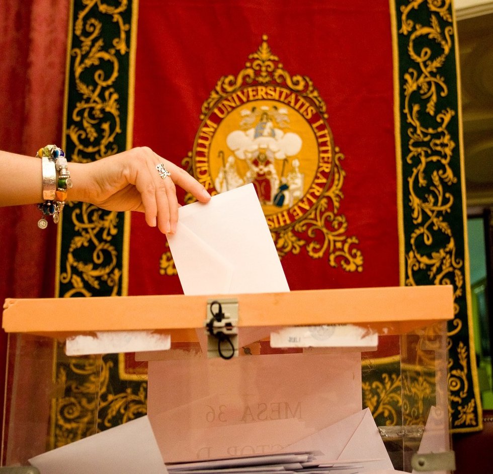 Archivo - Imagen de archivo de una votación en el Paraninfo de la Universidad de Sevilla.