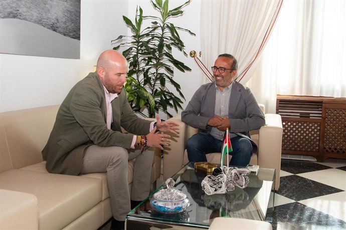 El presidente de la Diputación de Cáceres, Miguel Ángel Morales, y el presiente de la Asociación de Jóvenes Empresarios de Extremadura (AJE), Javier Jiménez