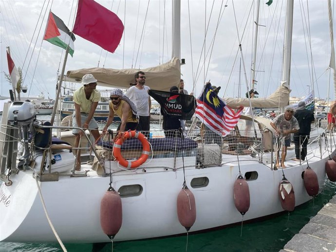 Un barco de la Global Sumud Flotilla zarpa desde el puerto italiano de Siracusa