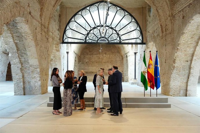 Los consejeros esperan la llegada de Juanma Moreno para hacerse la foto de familia ante la reunión del Consejo de Gobierno en las Reales Atarazanas de Sevilla. A 1 de octubre de 2025 en Sevilla, Andalucía (España).