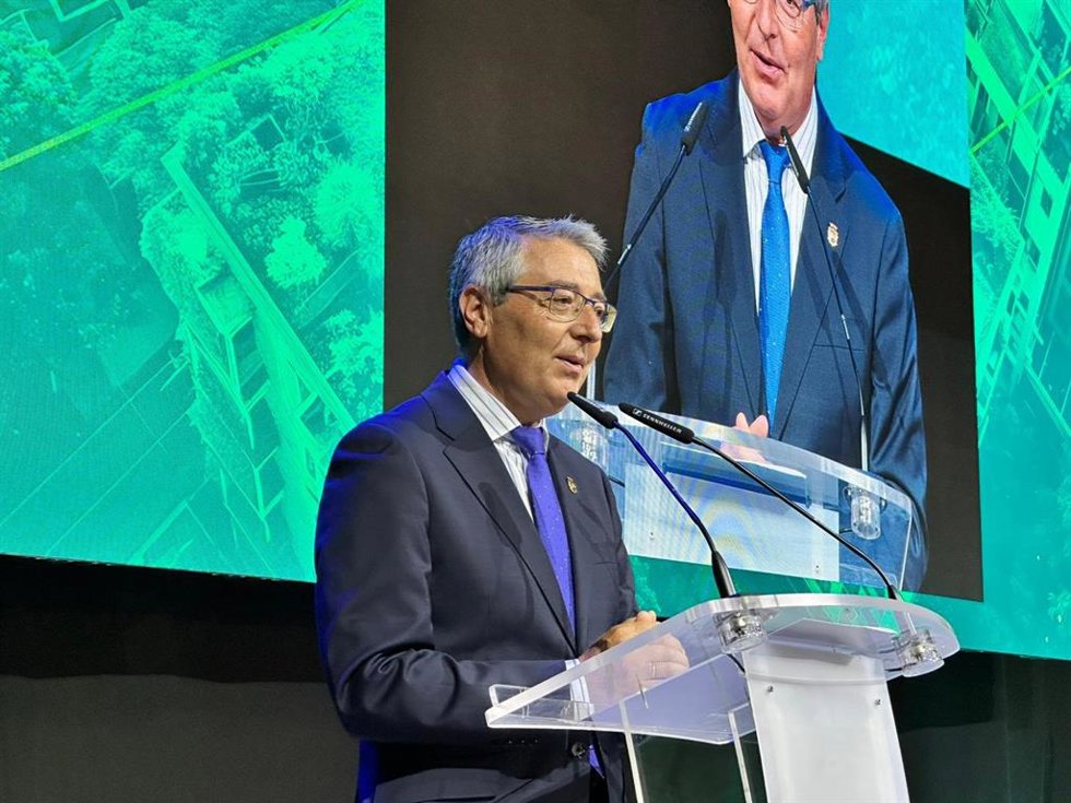 Francisco Salado también se ha referido a la creación de una comunidad energética en Benarrabá, que lo convertirá en municipio autosuficiente; a los proyectos Málaga no caduca y Senda Azul y a la Costa del Sol como Destino Turístico Inteligente