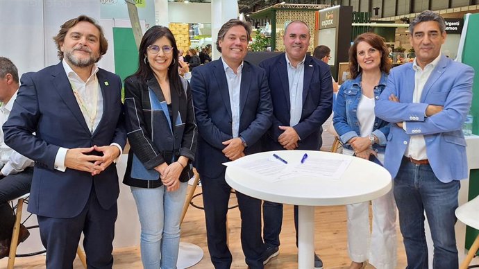La Junta Directiva de Origen España y Ecovalia durante la firma del convenio de colaboración