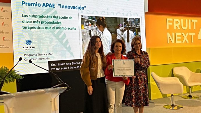 La editora de 'Tierra y Mar', María José Gómez-Biedma, recoge el XV Premio Nacional de Periodismo Agroalimentario.