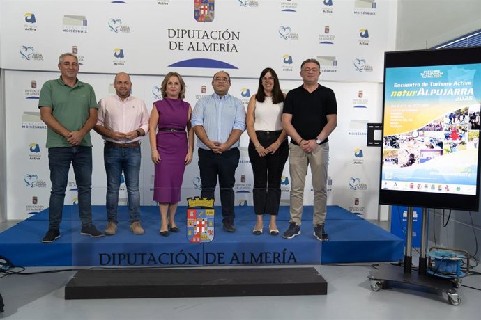 Presentación del II Encuentro de Turismo Activo Naturalpujarra 2025 en el Pabellón Moisés Ruiz de Almería.