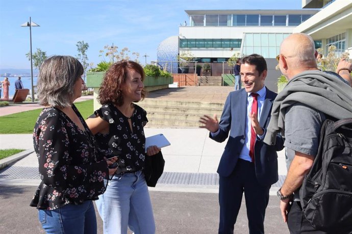 El delegado del Gobierno, Pedro Casares, visita el IEO
