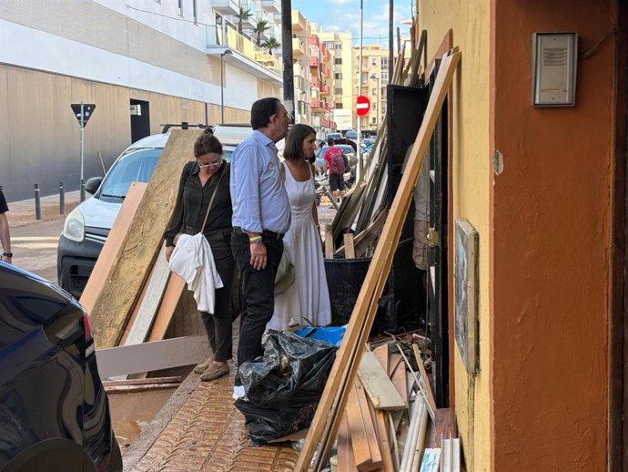 El conseller Sáenz de San Pedro conoce los efectos de las lluvias torrenciales de Ibiza en los comercios