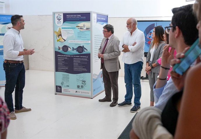 El vicepresidente segundo y responsable del Área de Transición Ecológica de la Diputación de Cádiz, Javier Vidal, en una visita a la exposición 'Conoce y embárcate'.