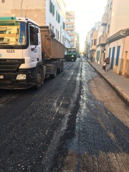 Archivo - Tareas de reasfaltado efectuadas en una calle de Palma, en una foto de archivo.