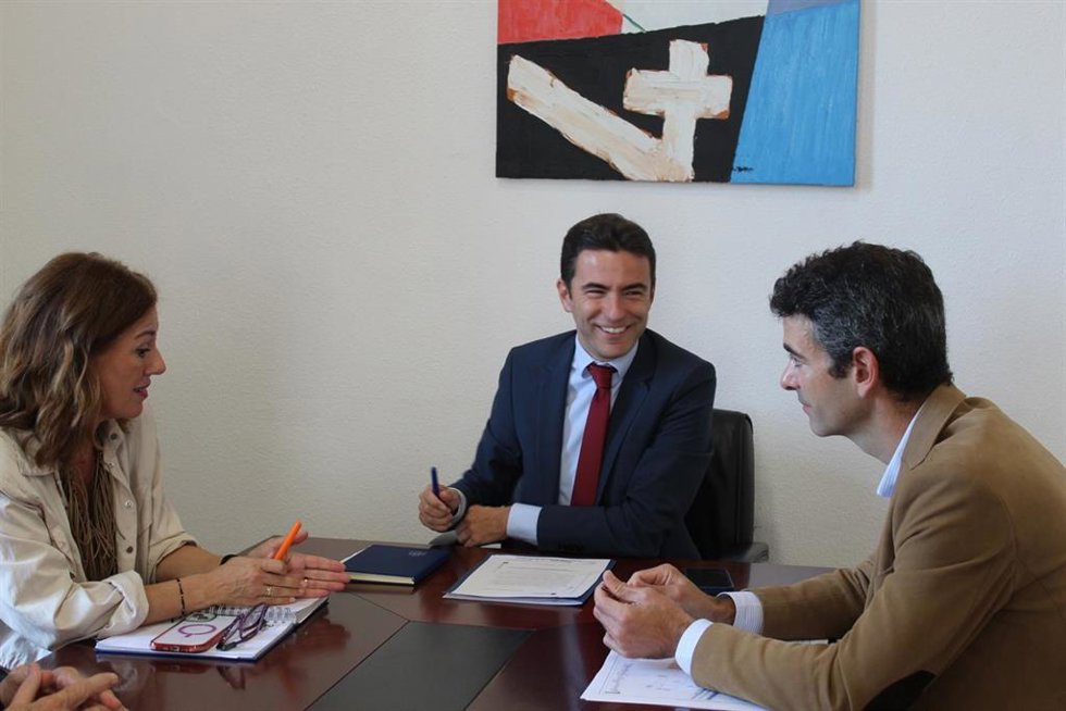 El delegado del Gobierno en Cantabria, Pedro Casares, y la alcaldesa de Polanco, Rosa Díaz