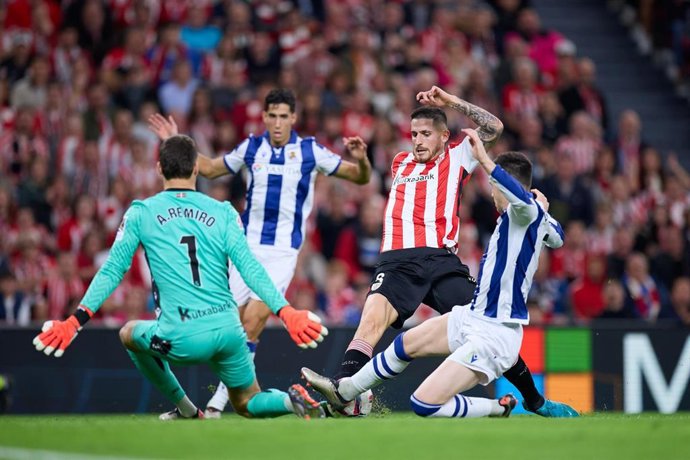 Archivo - Oihan Sancet intenta rematar a puerta ante Alex Remiro en un Athletic Club-Real Sociedad