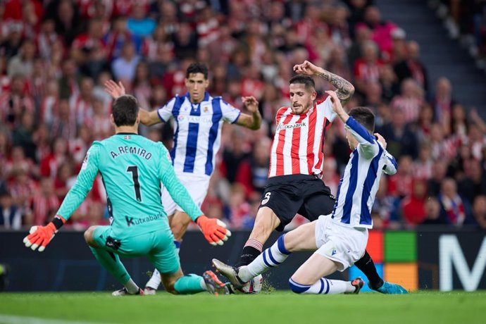 Archivo - Oihan Sancet of Athletic Club competes for the ball with Alex Remiro of Real Sociedad during the LaLiga EA Sports match between Athletic Club and Real Sociedad at San Mames on November 24, 2024, in Bilbao, Spain.