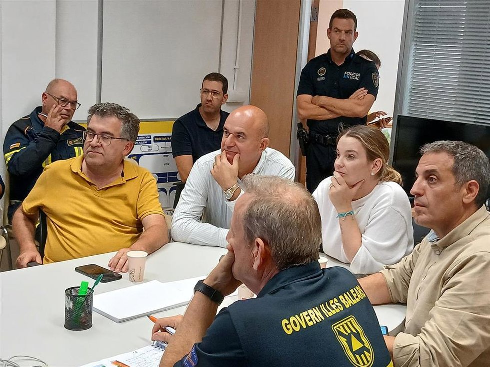 La presidenta del Govern, Marga Prohens, ha presidido la reunión de seguimiento y coordinación desde el Puesto de Mando Avanzado situado en Sa Coma (Ibiza)