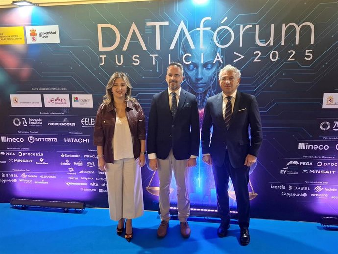 El secretario de Estado de Justicia, Manuel Olmedo Palacios (centro), junto al delegado del Gobierno en Castilla y León, Nicanor Sen y la rectora de la Universidad de León, Nuria González, en la inauguración de DATAfórum Justicia 2025.