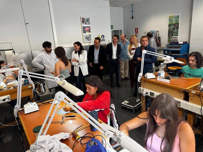 El delegado de Empleo, Daniel Sánchez, en la Escuela de Joyería del SAE en Córdoba.