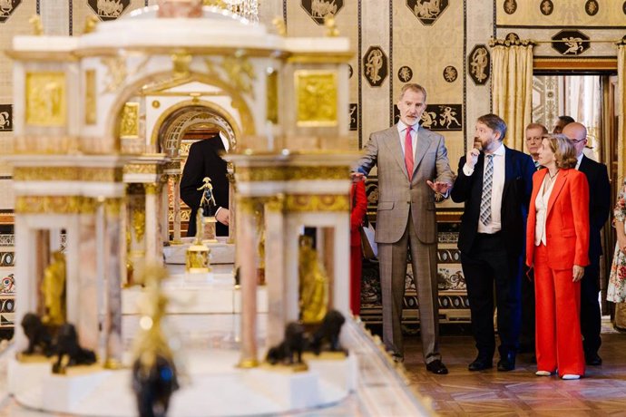 El Rey Felipe VI (1i), durante la inauguración de la Casa del Labrador en el Real Sitio de Aranjuez, a 1 de octubre de 2025, en Aranjuez, Madrid (España). La Casa del Labrador en el Real Sitio de Aranjuez abre al público el próximo 9 de octubre, tras conc