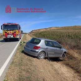 Imagen del vehículo accidentado en Artajona.