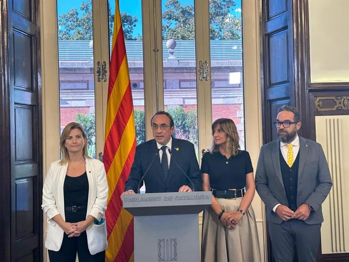El presidente del Parlament, Josep Rull, junto con la vicepresidenta primera de la Mesa, Raquel Sans; la secretaria primera, Glòria Freixa, y el secretario segundo, Juli Fernàndez, en el 8 aniversario del 1-O