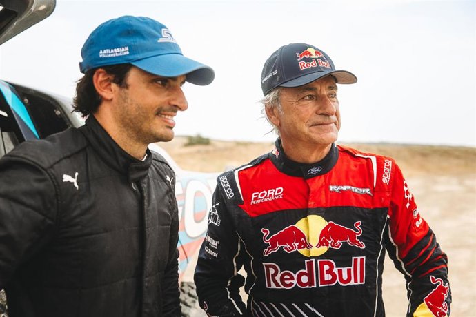 Archivo - Carlos Sainz padre(derecha) e hijo, en un evento de Ford en Zaragoza.