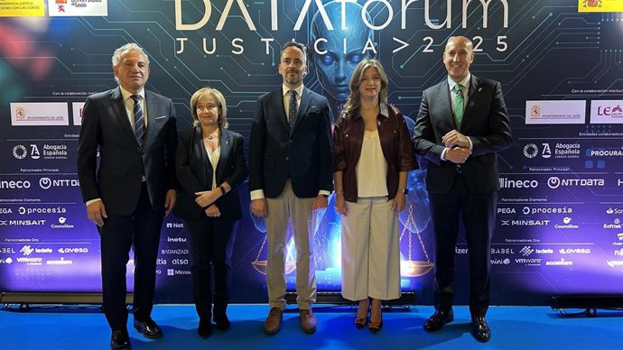 El alcalde de León, José Antonio Diez (primero por la derecha), acompañado por el secretario de Estado de Justicia, Manuel Olmedo Palacios (centro) y el delegado del Gobierno en Castilla y León, Nicanor Sen (primero por la izquierda).