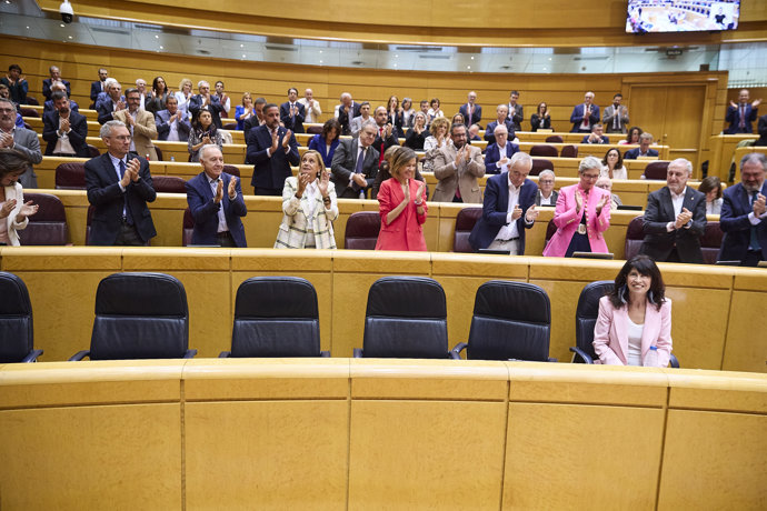 En la primera fila, la ministra de Sanidad, Ana Redondo, durante un pleno en el Senado, a 1 de octubre de 2025, en Madrid (España).