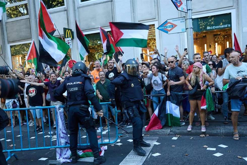 La secretaria de Podemos y eurodiputada, Irene Montero, protesta a favor de Palestina en Atocha, el día de la etapa 21 de la Vuelta Ciclista a España, a 14 de septiembre de 2025, en Madrid (España).