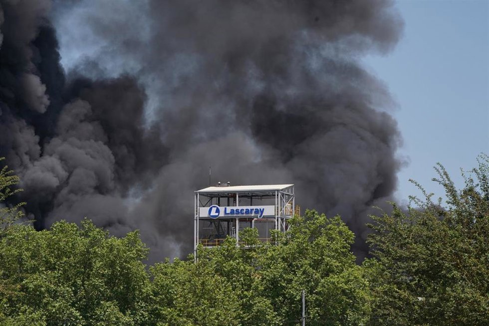 Archivo - Efectivos de emergencias tratan de apagar el fuego durante el incendio en la fábrica LEA del 20 de junio