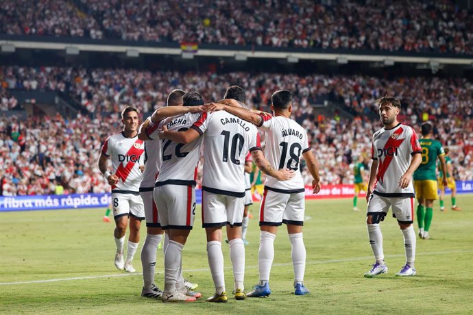 Archivo - Sergio Camello of Rayo Vallecano celebrates a goal with teammates during the UEFA Conference League Play-off second leg match between Rayo Vallecano and Neman Grodno at Estadio de Vallecas on August 28, 2025, in Madrid, Spain.