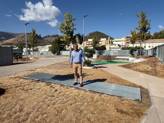 Antonio Losa en los jardines situado junto al centro de salud Alameda