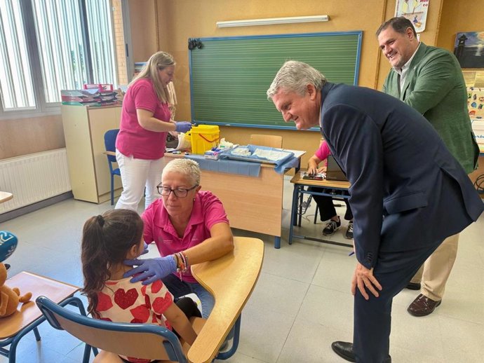 Los delegados territoriales de Salud y Consumo, y de Desarrollo Educativo y FP, visitan el CEIP Ginés Morata con el inicio de la vacunación contra la gripe en escolares.