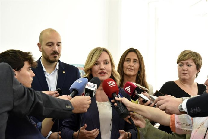 La ministra Pilar Alegría junto a la consellera Esther Niubó y el alcalde de Sant Andreu de la Barca (Barcelona), Marc Giribet, este miércoles durante una visita a la Escola Josep Pla