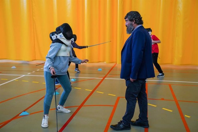 El conseller insular de Medio Ambiente, Medio Rural y Deportes del Consell de Mallorca, Pedro Bestard, asiste a uno de los talleres de 'Suma't' sobre esgrima.