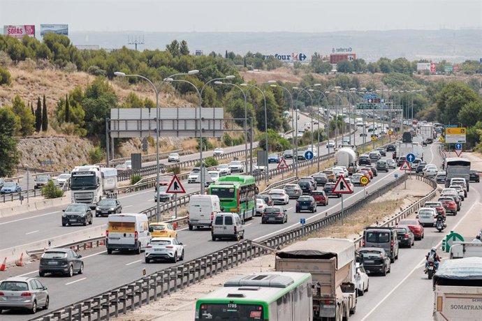Archivo - Varios vehículos en la carretera. 